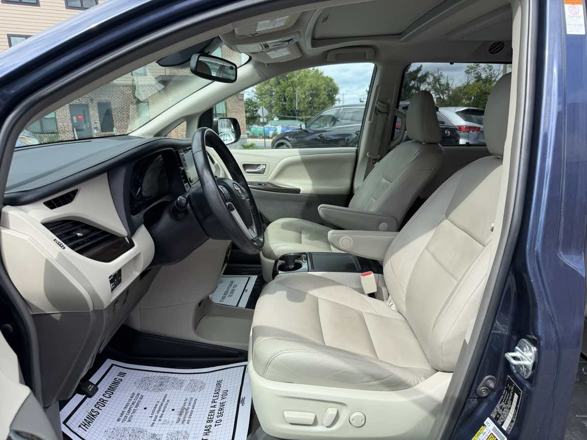 Used 2018 Toyota Sienna XLE Premium FWD image 9