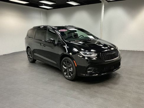 Used 2024 Chrysler Pacifica Limited w/ S Appearance Package AWD/4WD image 7