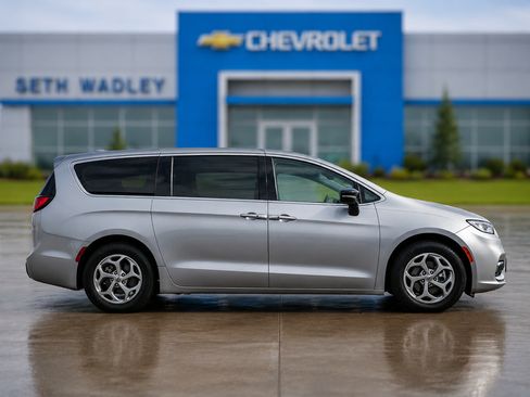 Used 2024 Chrysler Pacifica Limited FWD image 48