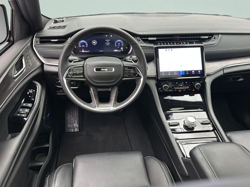 Used 2023 Jeep Grand Cherokee Overland w/ Luxury Tech Group IV AWD/4WD image 12