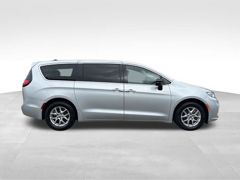 Used 2024 Chrysler Pacifica Touring-L FWD image 3