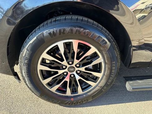 Used 2025 Ford Expedition Platinum image 29