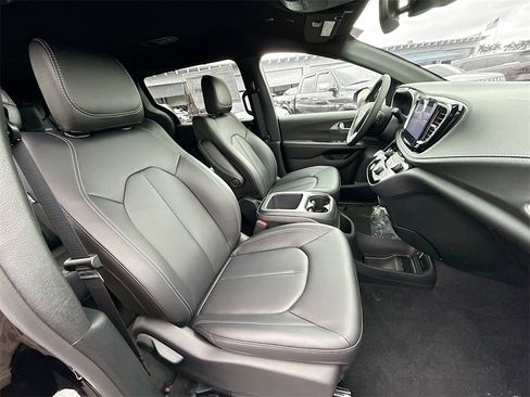 New 2026 Chrysler Pacifica Select image 31