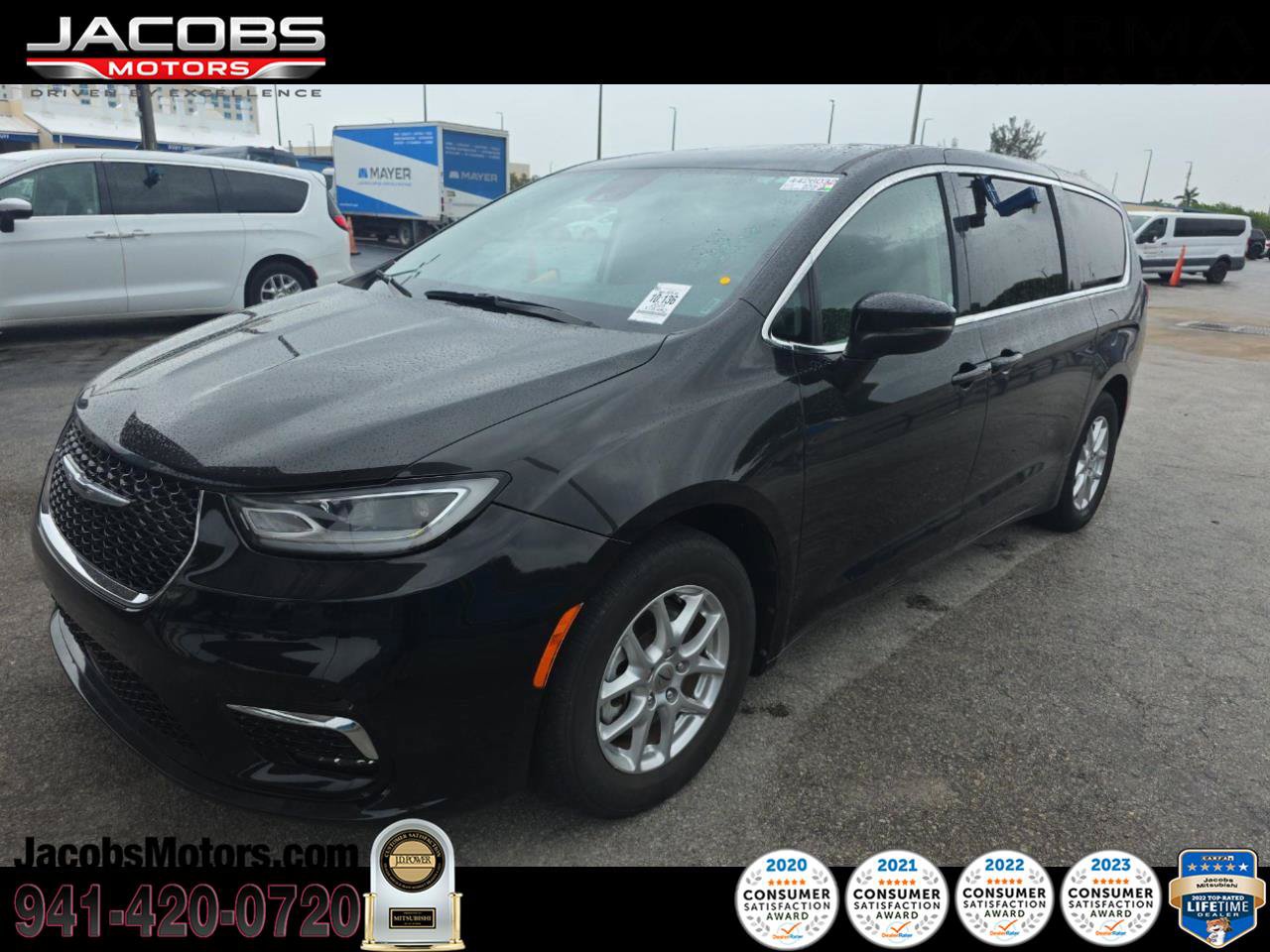 Used 2023 Chrysler Pacifica Touring-L FWD image 1