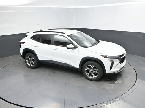 Used 2025 Chevrolet Trax LT w/ LT Convenience Package FWD image 36