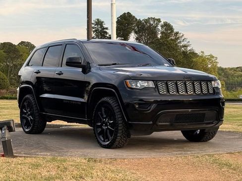 Used 2021 Jeep Grand Cherokee Laredo X image 1