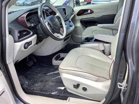 Used 2017 Chrysler Pacifica Limited FWD image 30