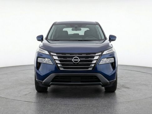 Used 2025 Nissan Rogue SV image 2