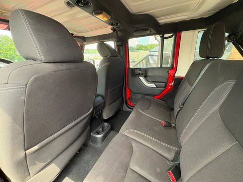 Used 2014 Jeep Wrangler Unlimited Sahara w/ Dual Top Group AWD/4WD image 27