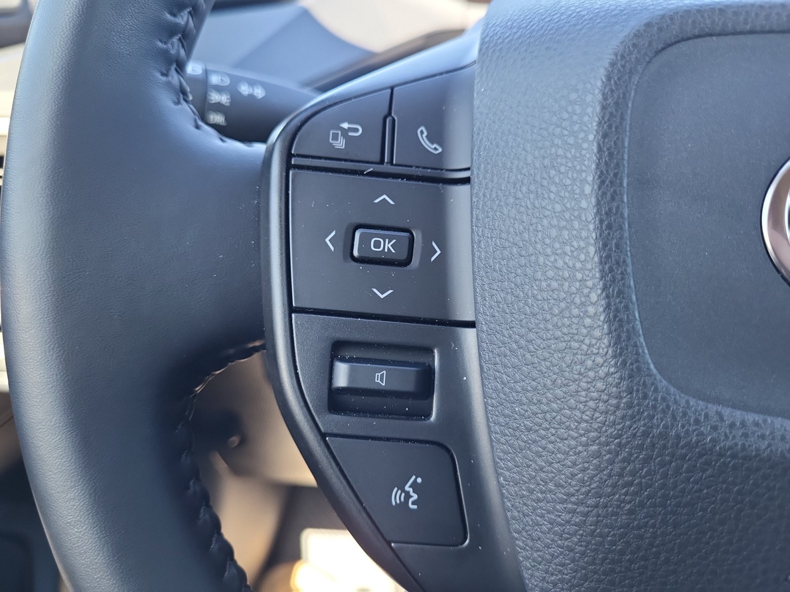 Used 2025 Toyota Prius LE FWD image 17