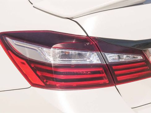 Used 2017 Honda Accord Sport Special Edition image 10