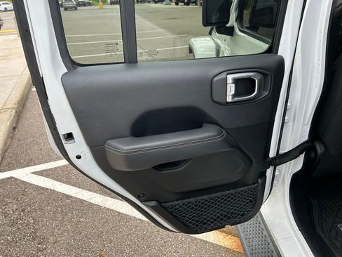Used 2019 Jeep Wrangler Unlimited Sahara AWD/4WD image 14