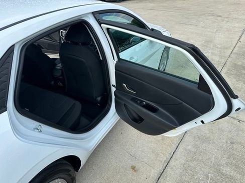 Used 2026 Hyundai Elantra SE FWD image 17