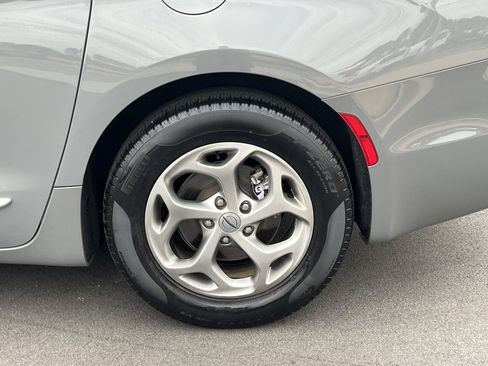 Used 2023 Chrysler Pacifica Limited image 32