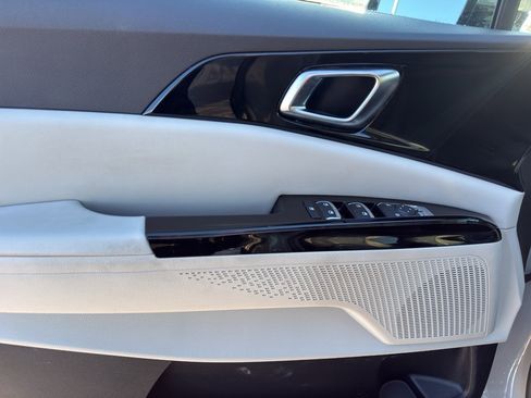 Used 2024 Kia Carnival EX image 12