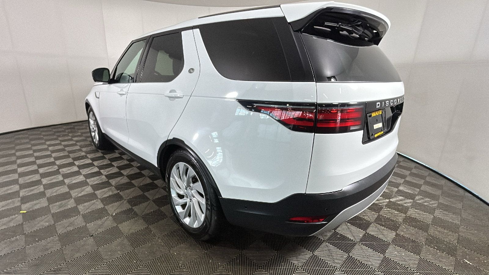 Used 2024 Land Rover Discovery S AWD/4WD image 4