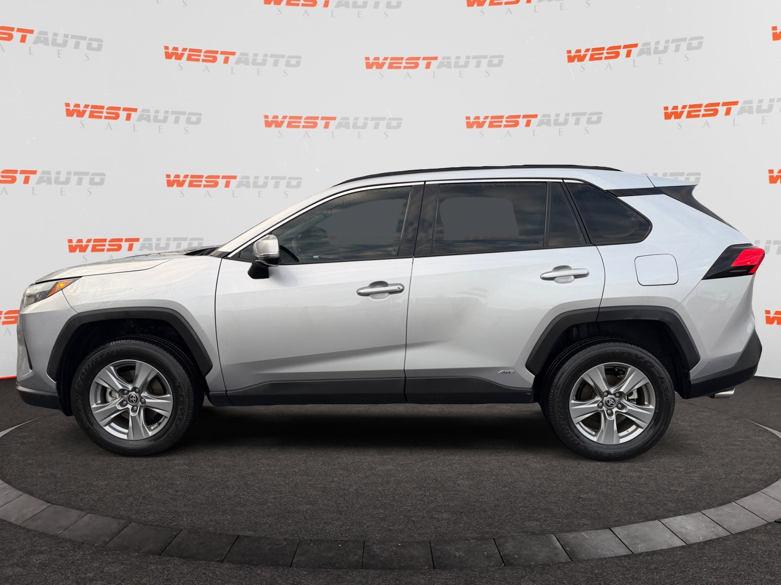Used 2022 Toyota RAV4 XLE w/ Convenience Package AWD/4WD image 2