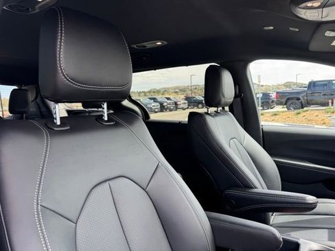 New 2026 Chrysler Pacifica Select AWD/4WD image 22