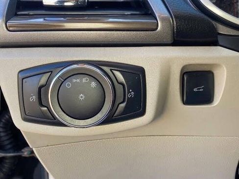 Used 2018 Ford Fusion SE w/ Fusion SE Technology Package image 16