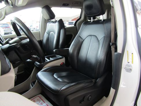 Used 2020 Chrysler Pacifica Touring-L FWD image 22