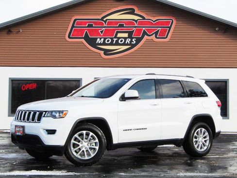 Used 2021 Jeep Grand Cherokee Laredo image 2