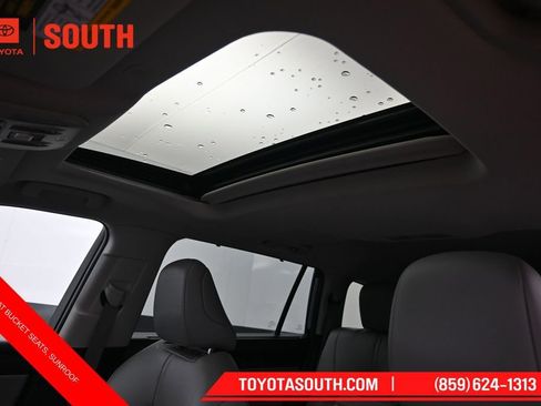 Used 2022 Toyota Highlander XLE AWD/4WD image 22
