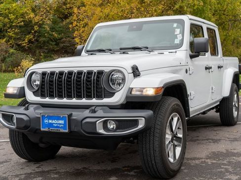 Used 2024 Jeep Gladiator Sport w/ Premium Package image 2