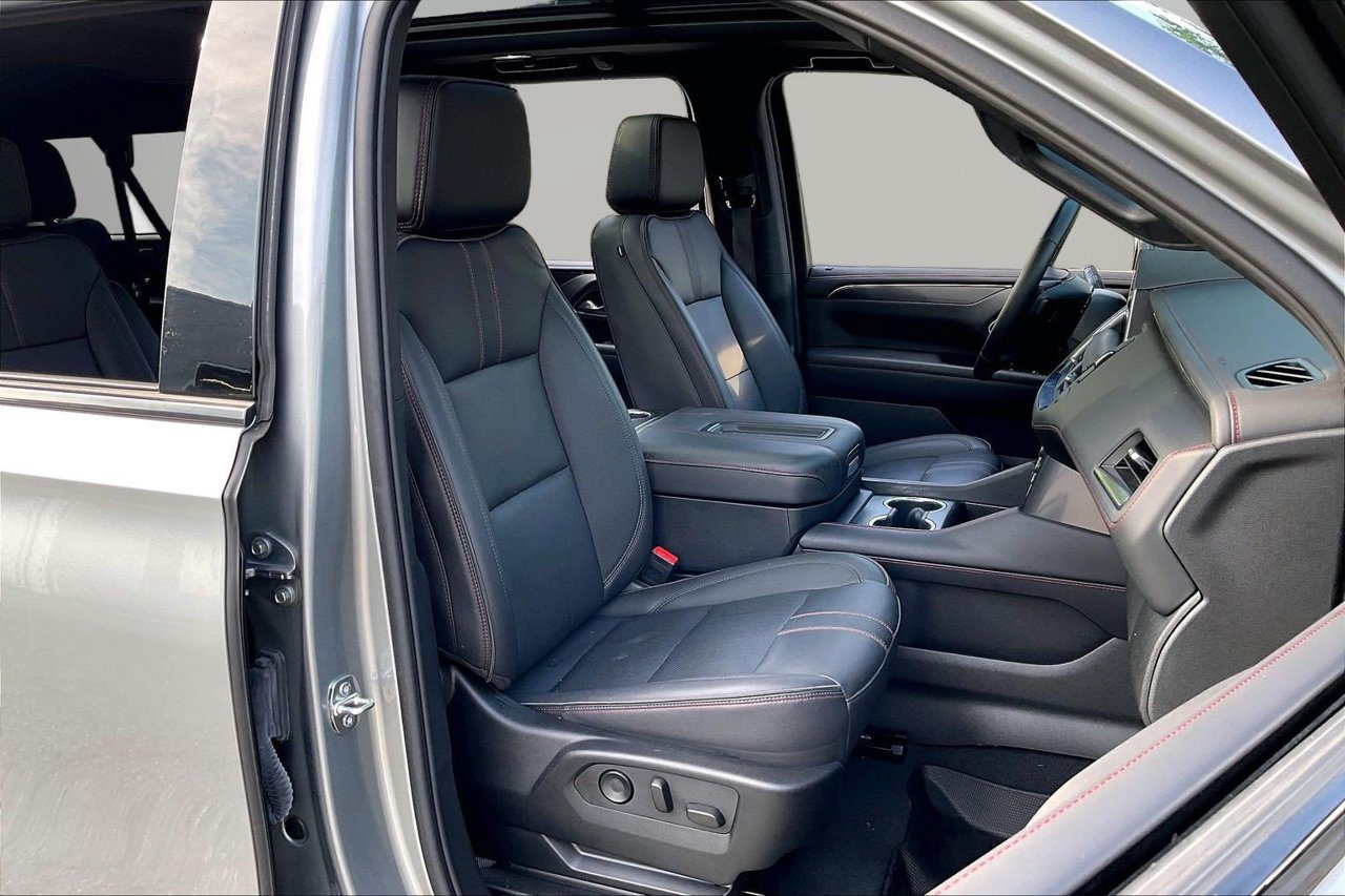 Used 2024 Chevrolet Suburban RST w/ Luxury Package AWD/4WD image 24