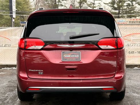 Used 2020 Chrysler Pacifica Touring-L image 10