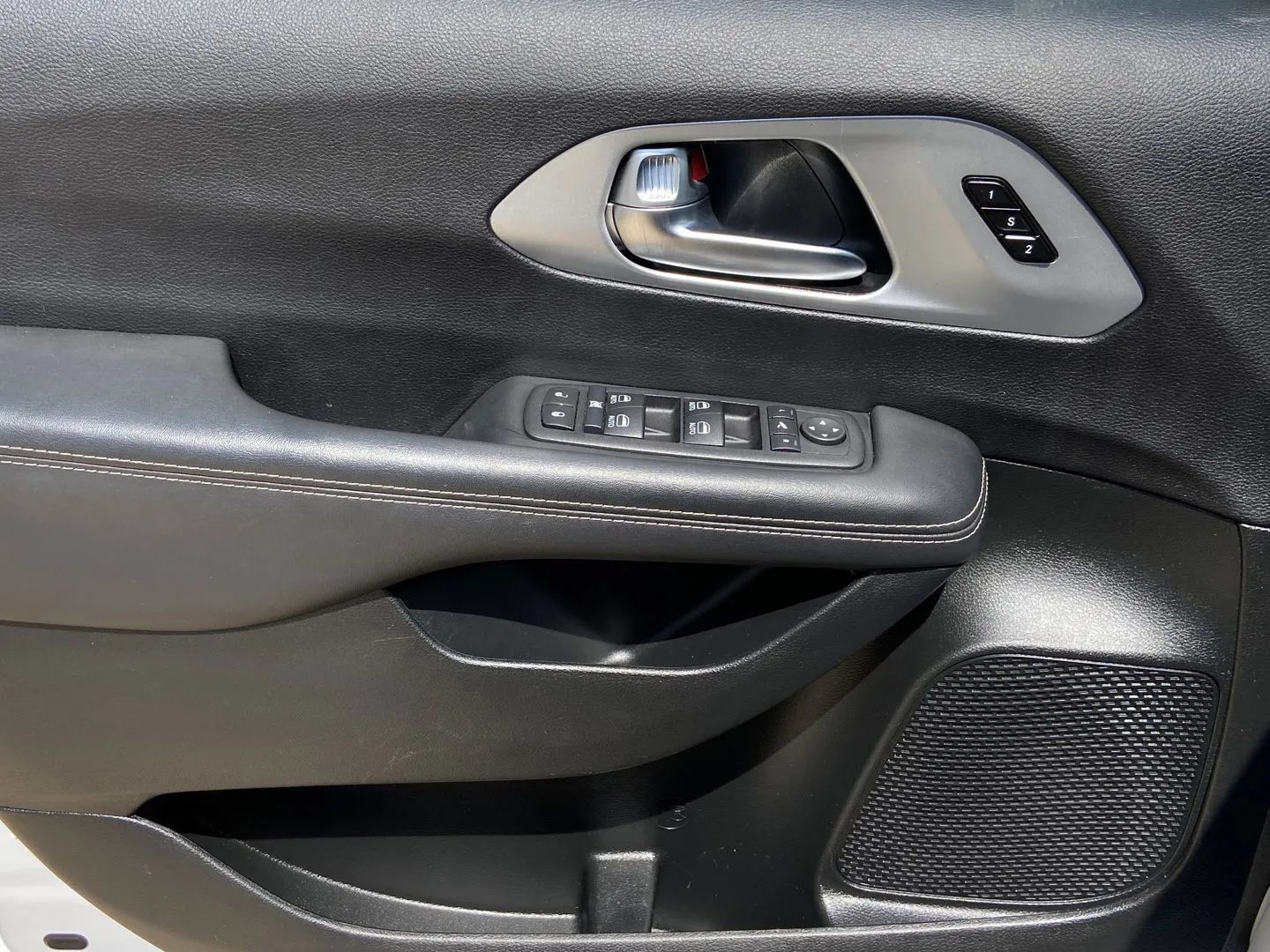 Used 2025 Chrysler Pacifica Limited FWD image 10