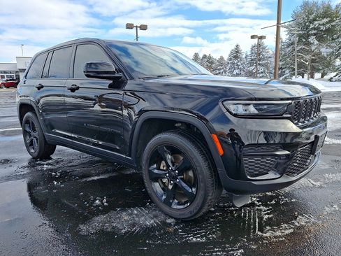 Certified 2023 Jeep Grand Cherokee Altitude image 3