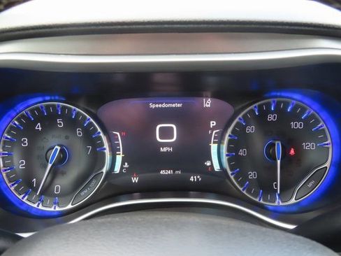 Used 2024 Chrysler Pacifica Touring-L image 33