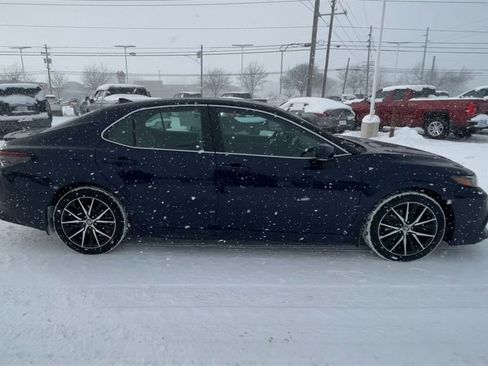 Used 2021 Toyota Camry SE w/ Cold Weather Package image 9