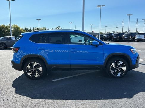 Used 2025 Volkswagen Taos SE image 4