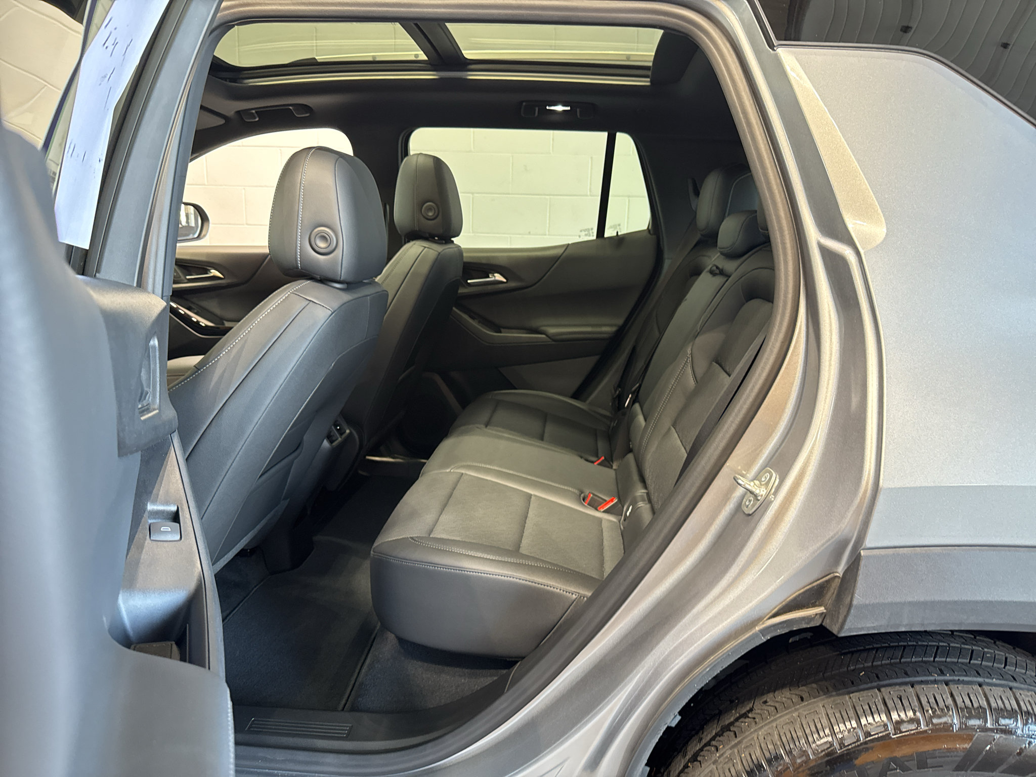 Used 2025 Chevrolet Equinox LT w/ Convenience Package II FWD image 10