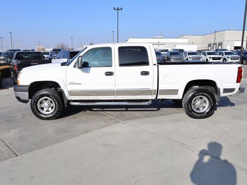 Used 2006 Chevrolet Silverado 2500 LT w/ Heavy-Duty Power Package image 3
