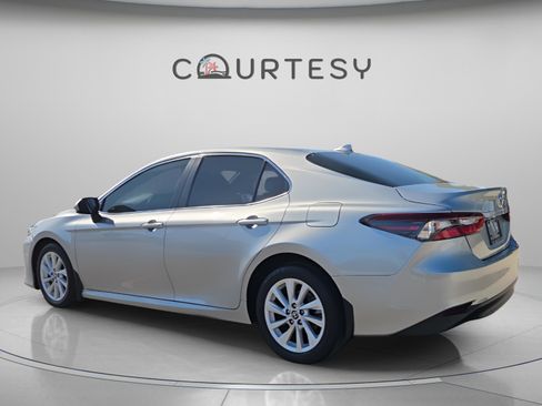 Used 2022 Toyota Camry LE image 4