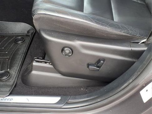 Used 2020 Jeep Grand Cherokee Limited image 25