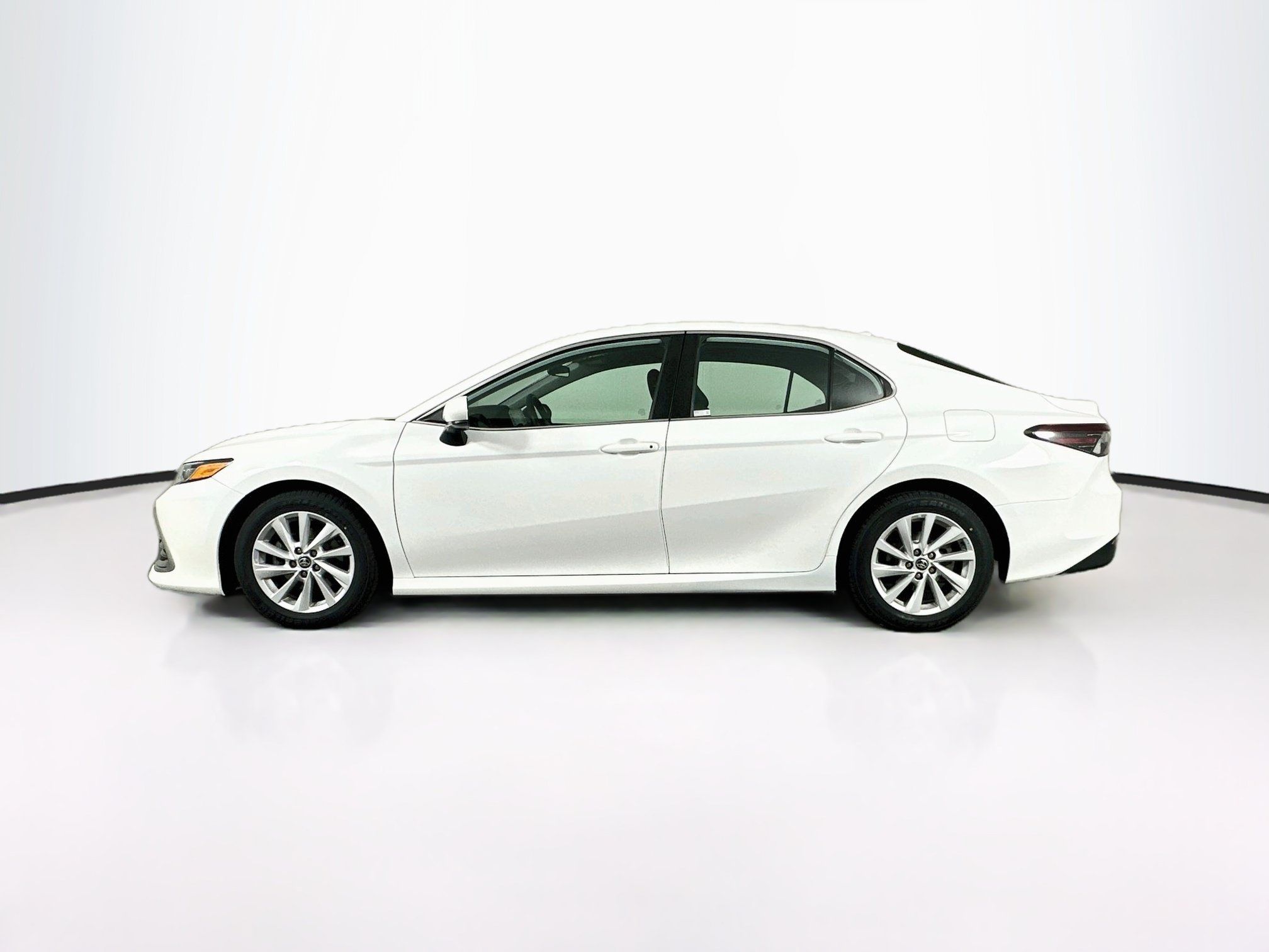 Used 2022 Toyota Camry LE w/ Carpet Mat Package (TMS) FWD image 4