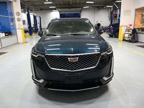 Used 2025 Cadillac XT6 Premium Luxury image 2