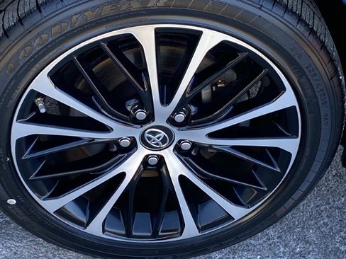 Used 2018 Toyota Camry SE w/ Moonroof Package image 25