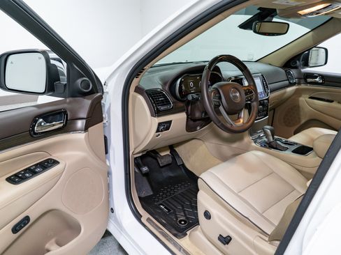 Used 2020 Jeep Grand Cherokee Overland image 12