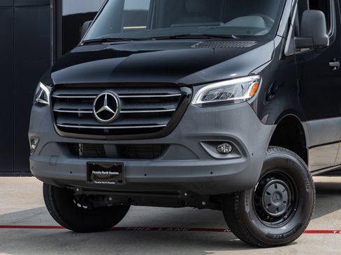 Used 2024 Mercedes-Benz Sprinter 2500 image 3