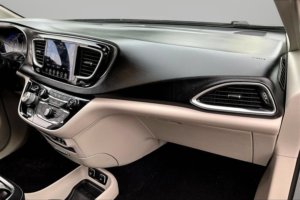 Used 2020 Chrysler Pacifica Touring w/ Advanced Safetytec Group FWD image 23