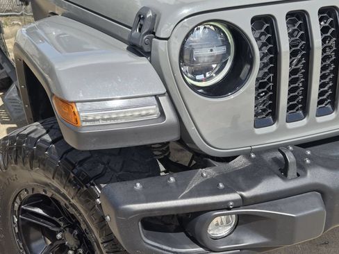 Used 2023 Jeep Gladiator Sport AWD/4WD image 10