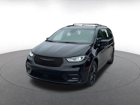 Used 2025 Chrysler Pacifica Limited FWD image 5