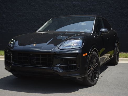 Certified 2025 Porsche Cayenne GTS AWD/4WD image 45