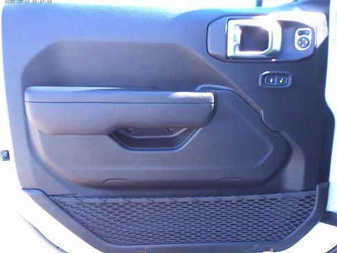 Used 2023 Jeep Gladiator Sport AWD/4WD image 17