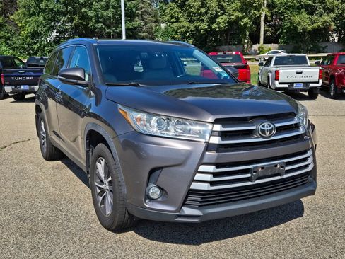 Used 2019 Toyota Highlander XLE AWD/4WD image 8
