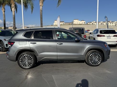 Certified 2025 Volkswagen Taos SE image 11